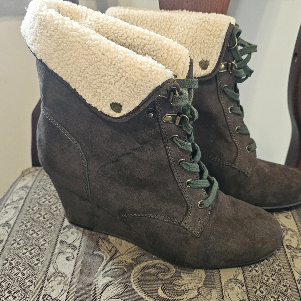 Indigo Brown Lace-Up Boots with Green Ties 9.5